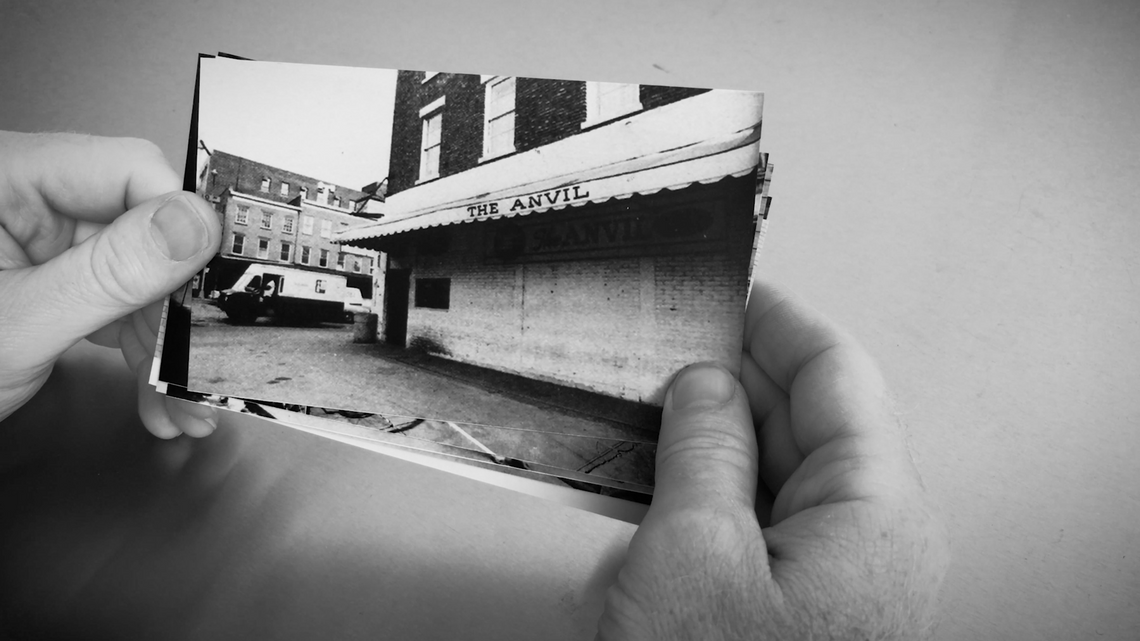 Videostill van David Haines, CLUB (2025), waarop een foto van The Anvil te zien is. Courtesy of the artist and Upstream Gallery Amsterdam.